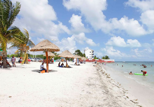 Avant la fondation de la ville de Cancún, Puerto Juárez était le lieu principal de la population d'origine de la région. Il s'agissait d'un lieu distinct de 1960 à 1990, année de son abolition en tant que telle et de son intégration à l'un des districts de Cancún.