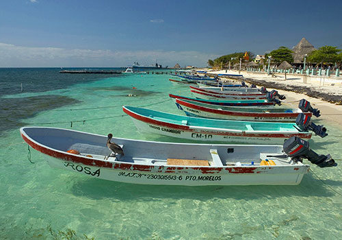 En 1998, le récif en face de Puerto Morelos est devenu un parc marin national protégé, préservant sa riche biodiversité et faisant de cette zone l’un des mieux préservés du grand récif mésoaméricain. La ville ne compte que deux rues principales et vous pouvez vous promener d’un bout à l’autre en 15 minutes environ.